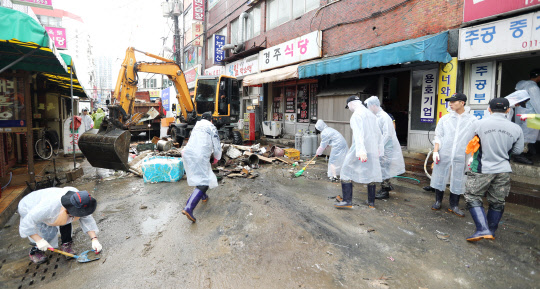 지난 5일 태풍 차바가 동반한 폭우로 최악의 수해를 겪은 울산시 중구 우정시장에서 복구작업이 한창이다. 8일에도 울산에 비가 내렸다.